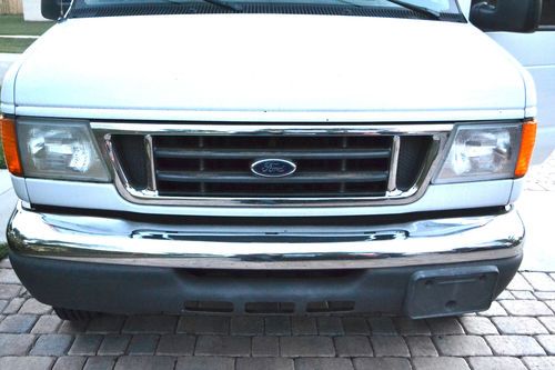 2004 WHITE FORD E350 SUPER DUTY XL 12 PASSENGER VAN, image 8