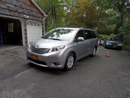 2012 toyota sienna xle mini passenger van 5-door 3.5l with scooter and lift