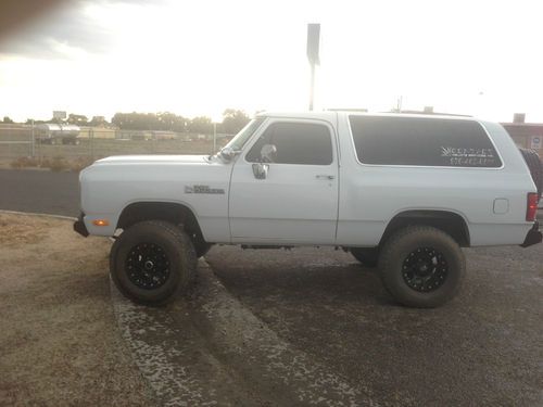 ** Dodge Ramcharger 1500 white 4x4, image 11