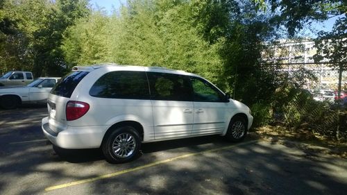 2003 chrysler town and country limited!!! fully loaded!!!