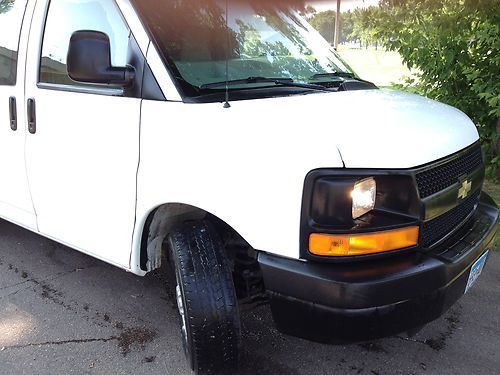 2008 Chevy Express 2500 HD V8 Cargo VAN 3/4 TON, image 3