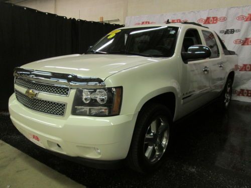 2011 chevrolet avalanche ltz crew cab pickup 4-door 5.3l - white