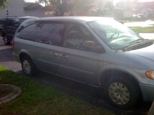 2005 chrysler town and country lx