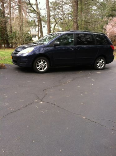 Blue 2006 toyota sienna 5 door passenger van