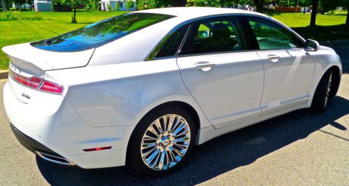 2014 LINCOLN MKZ EcoBoost/ NAVIGATION/BLIS/ SUNROOF/ REAR CAMERA/ NO RESERVE, image 4