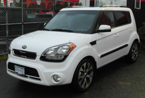 ** 2013 white kia soul 4u hatchback 4-door 2.0l **