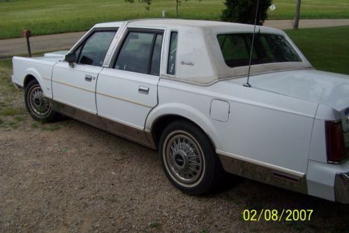 1989 lincoln town car signature sedan 4-door 5.0l