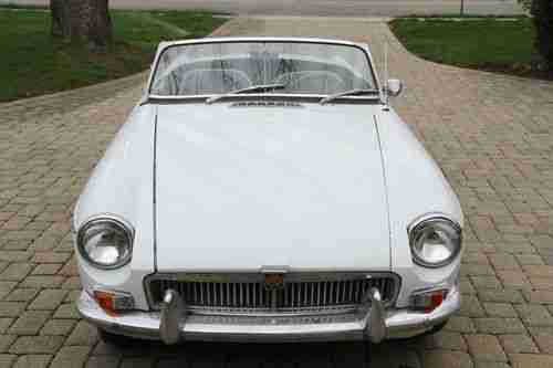 1966 MG MGB Roadster, image 2