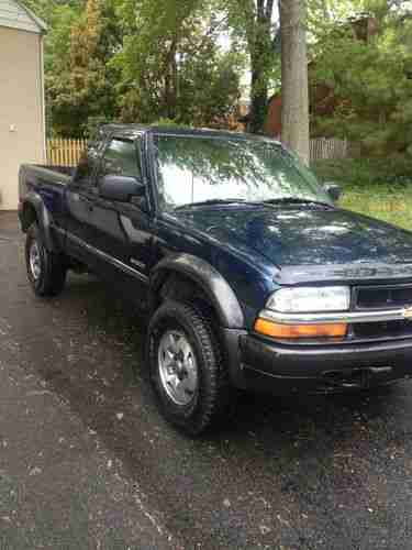 2001 Chevrolet S10 LS Extended Cab Pickup 3-Door 4.3L 4x4, image 3