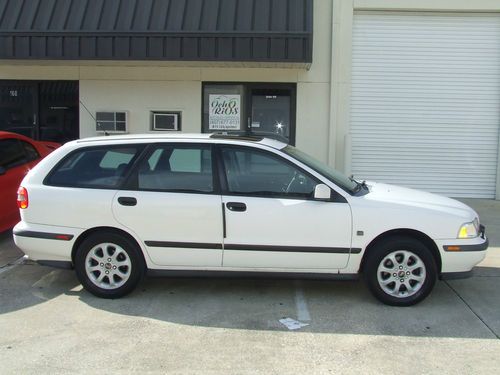 2000 volvo v40 base wagon 4-door 1.9l