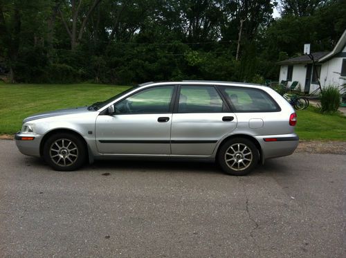 2001 volvo v40 base wagon 4-door 1.9l