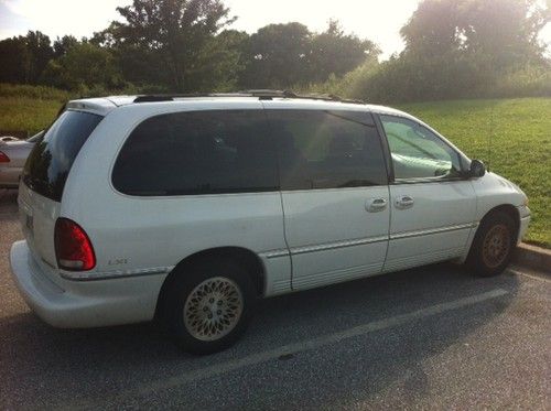 Chrysler Town & Country Lxi Van 1996, image 2