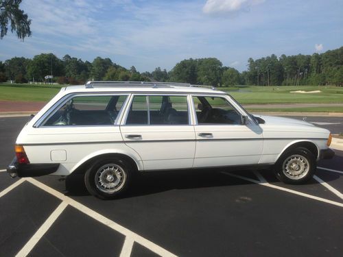 1983 Mercedes Benz 300 TD Estate Wagon -- Low Reserve!  Manual!!!! And Low Miles, image 2