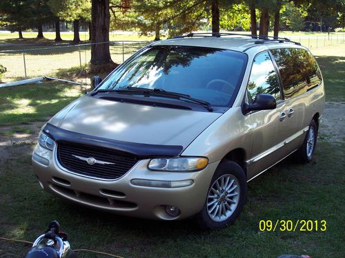 2000 chrysler town and country lx (great condition) runs great