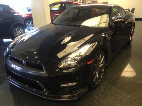 2014 {new} black gt-r w/red interior! 545 horsepower!!!