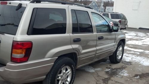 My cherokee have a in-dash 10 disc cd changer. runs great. daily driver.