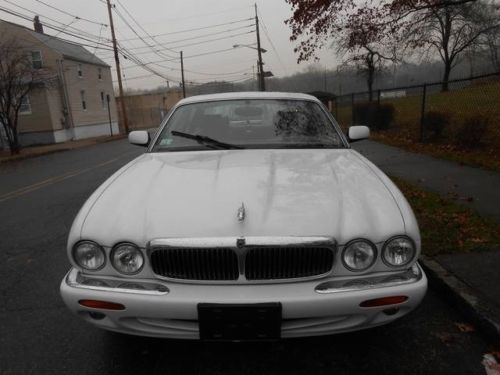 1998 jaguar xj8 luxurious car