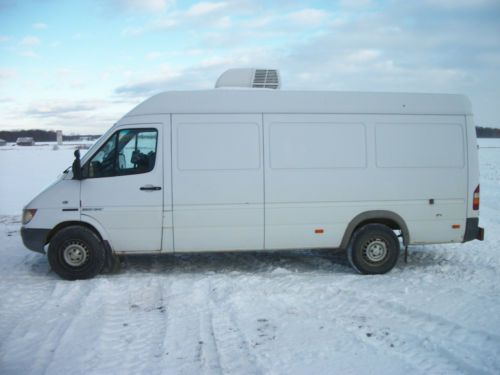 2004 dodge sprinter 2500 base standard cargo van 3-door 2.7l