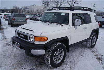 2012 fj cruiser 4x4, white/black, usb, bluetooth, tow package, 28854 miles