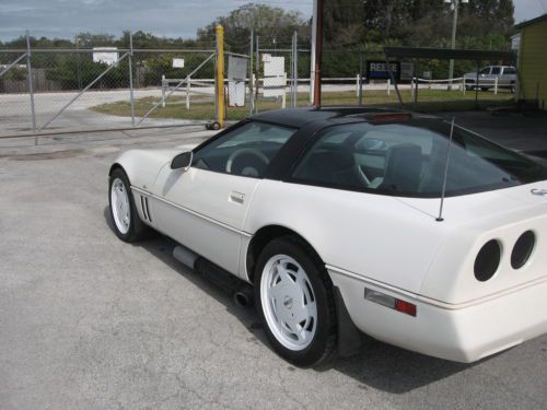 1988 Chevrolet Corvette 35th Anniversary Edition Hatchback 2-Door 5.7L, image 3