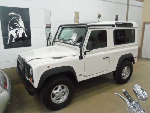 1997 land rover defender 90 located in canada, v8 4.0l,100% original,show cond.