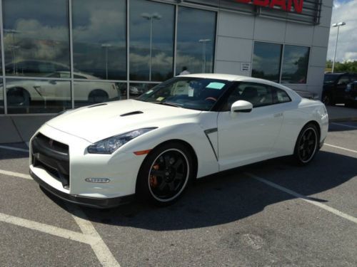 2014 nissan gt-r black edition coupe 2-door 3.8l