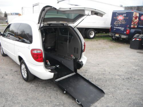 02 CHRYSLER TOWN COUNTRY HANDICAP VAN WHEEL CHAIR RAMP 89000 MILES RUNS PERFECT, US $10,990.00, image 2