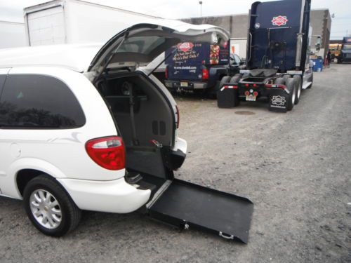 02 CHRYSLER TOWN COUNTRY HANDICAP VAN WHEEL CHAIR RAMP 89000 MILES RUNS PERFECT, US $10,990.00, image 4