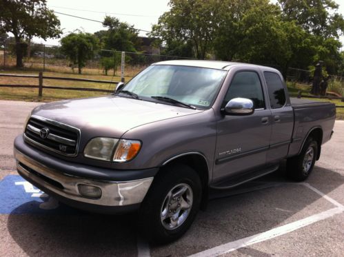 2000 toyota tundra sr5, 2wd ext. cab, v8,       nice!    low reserve!