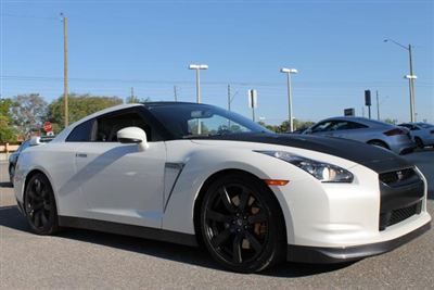 2010 white nissan gtr 2door coupe