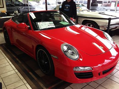 2012 porsche 911 carrera gts cabriolet only 2607 miles / text 865-617-9525