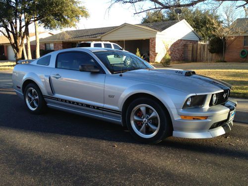 2005 ford mustang gt, manual, v8 - beautiful! low miles!