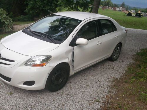 2007 toyota yaris base sedan 4-door 1.5l