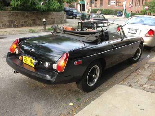 BLACK 1975 MGB RADSTER. Daily Commuter. 51,000 miles, image 6
