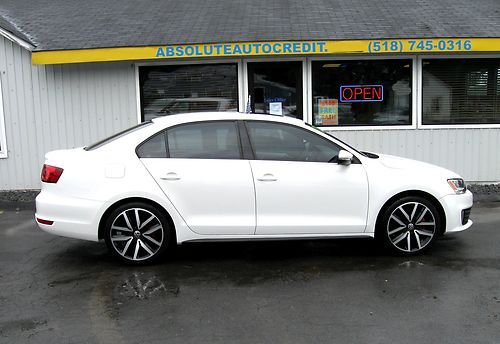 2012 vw jetta sedan 2.0; 4 cylinder engine! great fuel economy! one owner