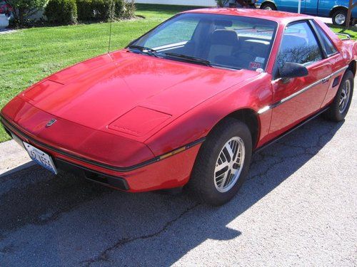 Red 1984 pontiac fiero 2m4