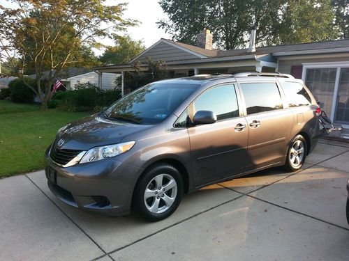 2011 toyota sienna le mini passenger van 5-door 3.5l