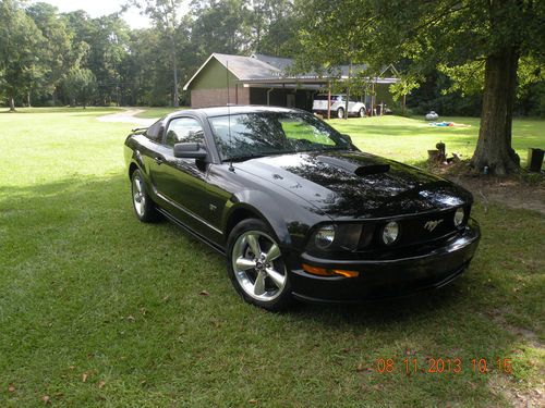 Nice mustang gt--(black on black)