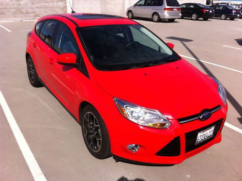 2012 ford focus se hatchback 4-door 2.0l