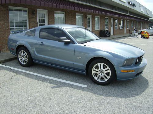 2005 ford mustang gt premium  5 speed v-8, 5 day listing no reserve!!!
