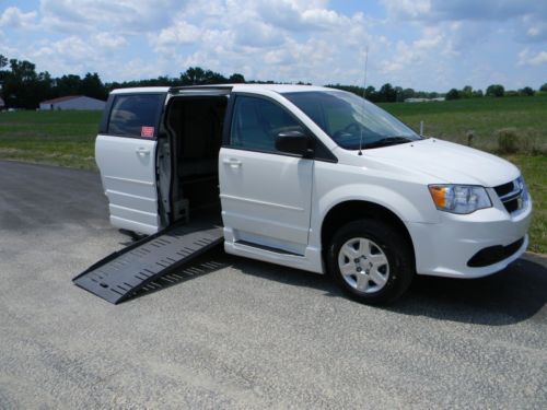 Dodge grand caravan braun capanion handicap wheelchair ramp like new  12611miles