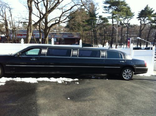 Limousine lincoln town car black 2003