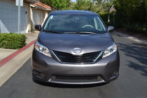 2013 Toyota Sienna LE Mini Passenger Van 5-Door 3.5L, image 2