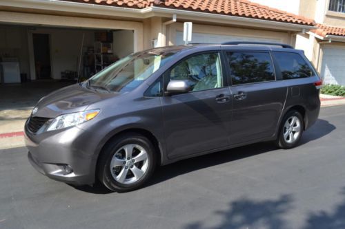 2013 Toyota Sienna LE Mini Passenger Van 5-Door 3.5L, image 3