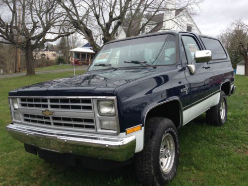 1985 blue and white chevy blazer