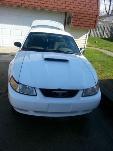 2000 ford mustang base coupe 2-door 3.8l