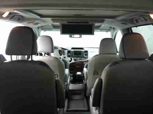2011 Toyota Sienna Limited Mini Passenger Van 5-Door 3.5L, image 4