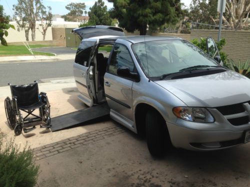 2003 handicap dodge caravan minivan v6 with vmi handicap ramp.
