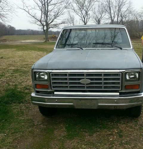 1986 ford with body in good condition.regular pickup.gray in color