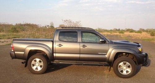 Like new 2009 toyota tacoma trd double cab short bed 4.0l v6 loaded!!! 55k